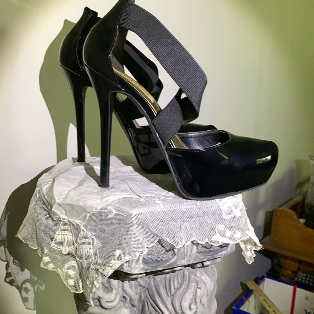 Steve Madden Glossy Black Platform Heels EUC Size 7